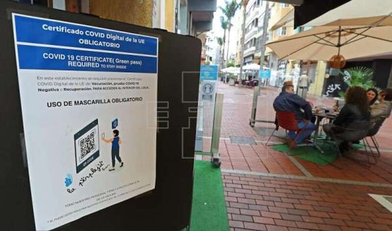 Imagen de archivo de un restaurante de Las Palmas de Gran Canaria con el cartel de la información del certificado covid / EFE Elvira Urquijo A.